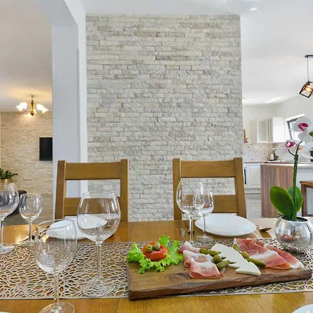 Villa Marinic With Private Pool , Zadar County *